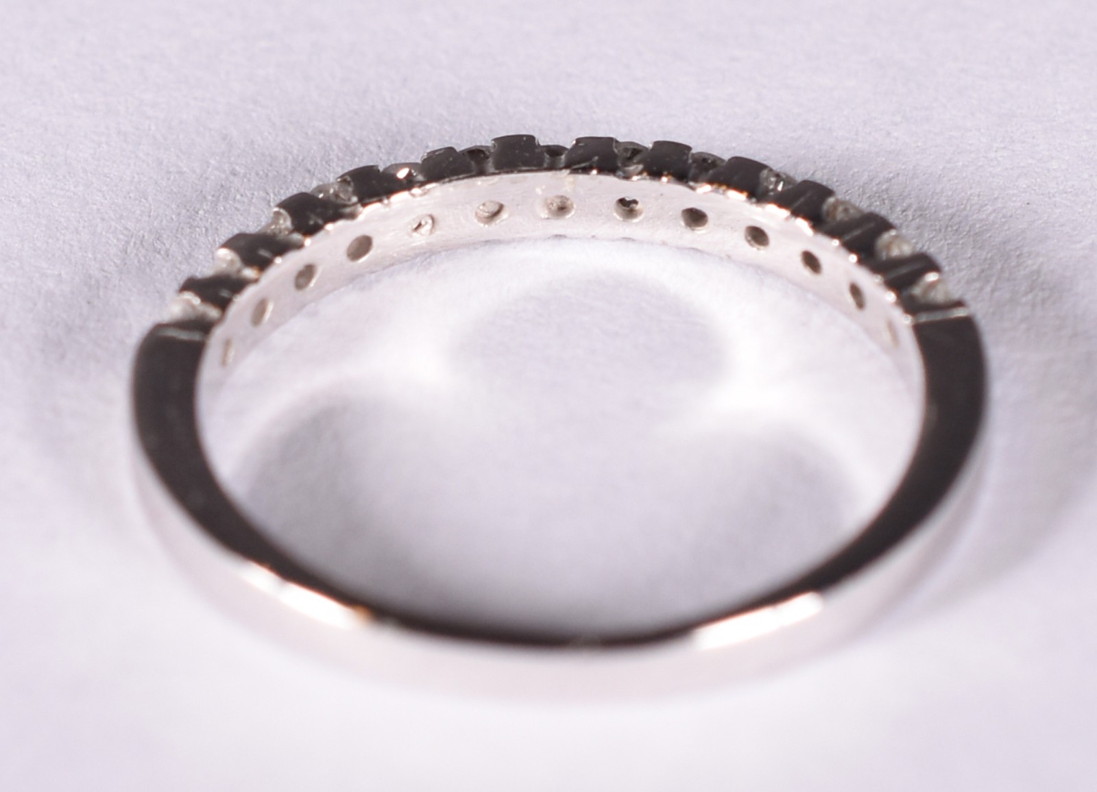 Anel de ouro branco com 13 brilhantes de 0,05 ct cada, aro 15 (Por... - foto 3 de 3