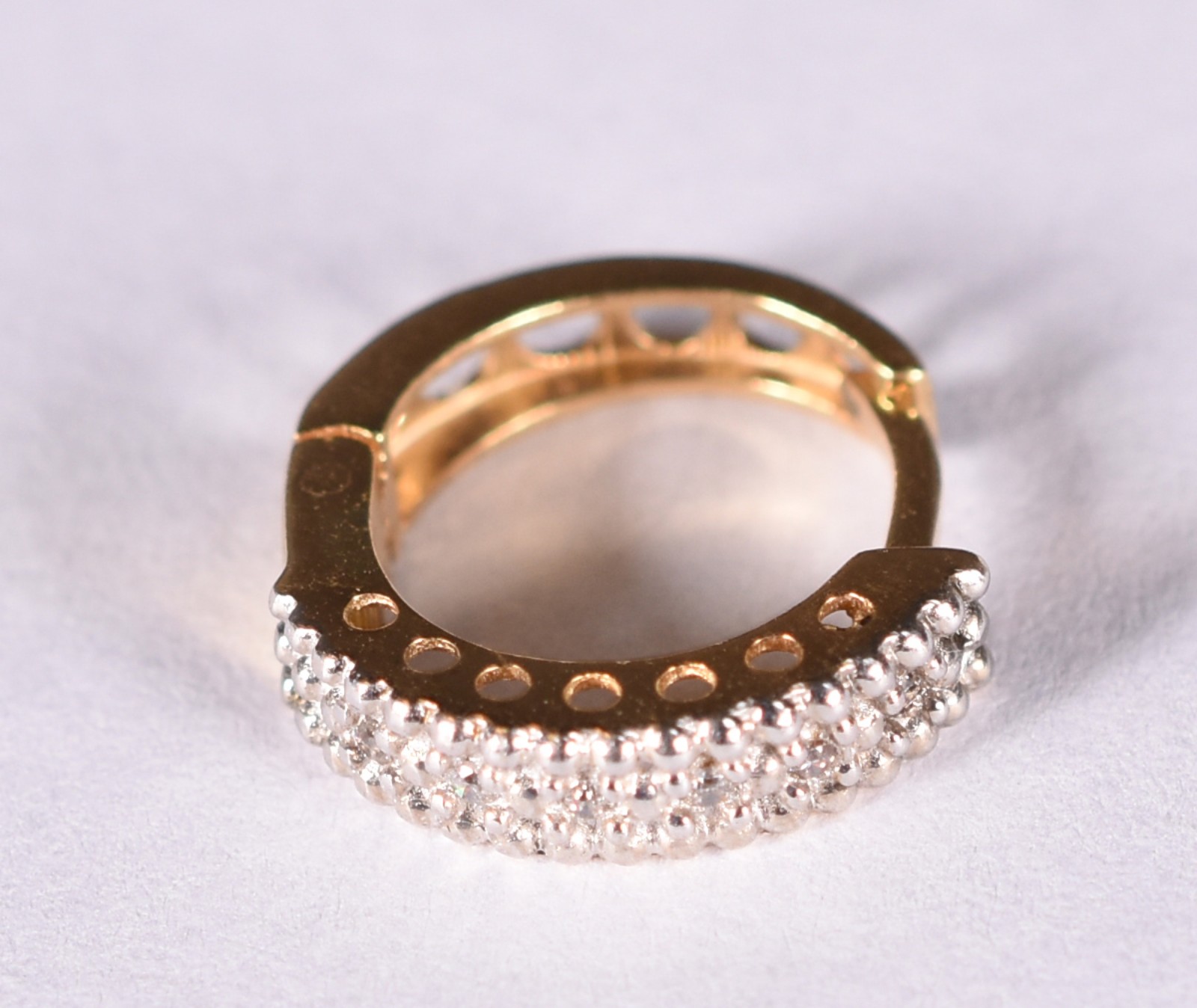 Um brinco de ouro 18 k, contraste 750 com safiras (Por motivos de... - foto 1 de 5