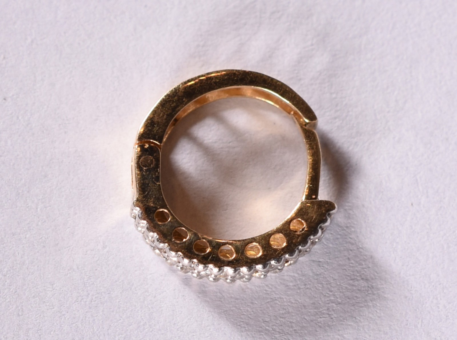 Um brinco de ouro 18 k, contraste 750 com safiras (Por motivos de... - foto 2 de 5