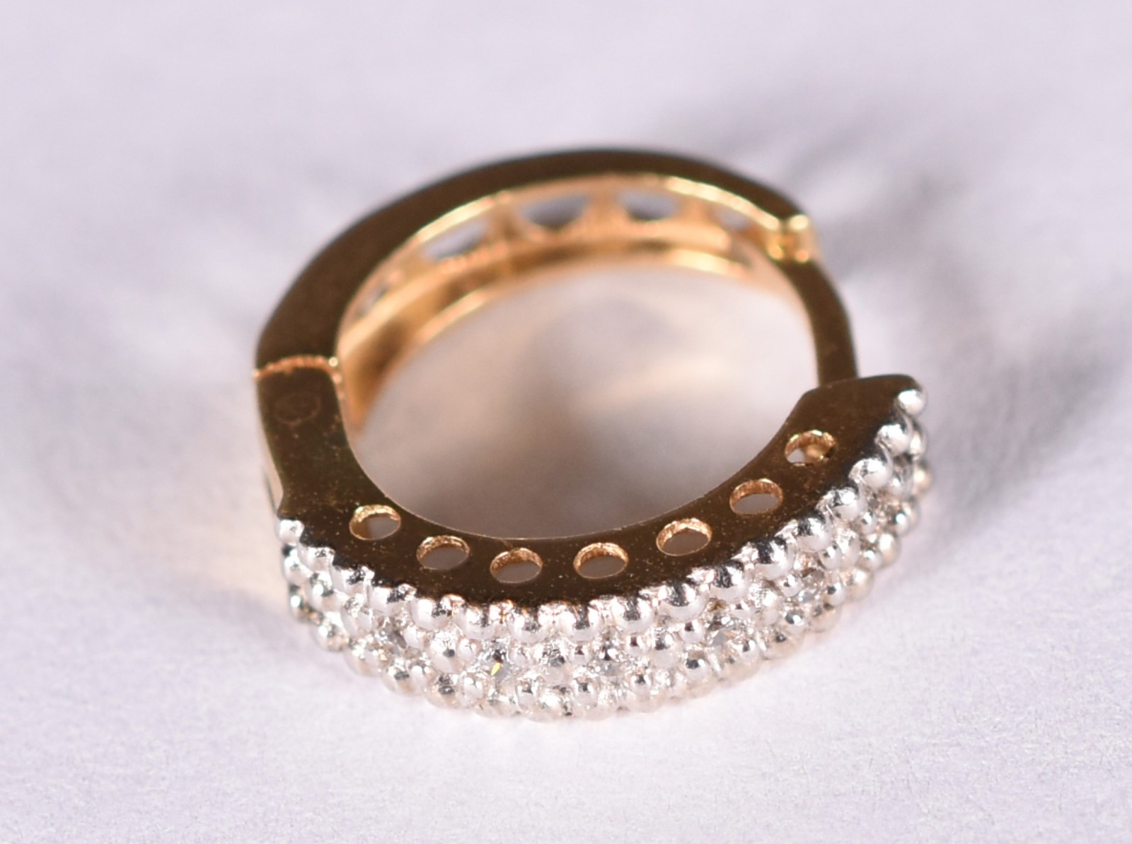 Um brinco de ouro 18 k, contraste 750 com safiras (Por motivos de... - foto 3 de 5