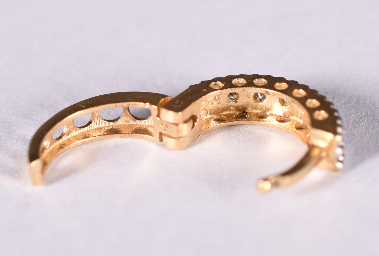 Um brinco de ouro 18 k, contraste 750 com safiras (Por motivos de... - foto 4 de 5
