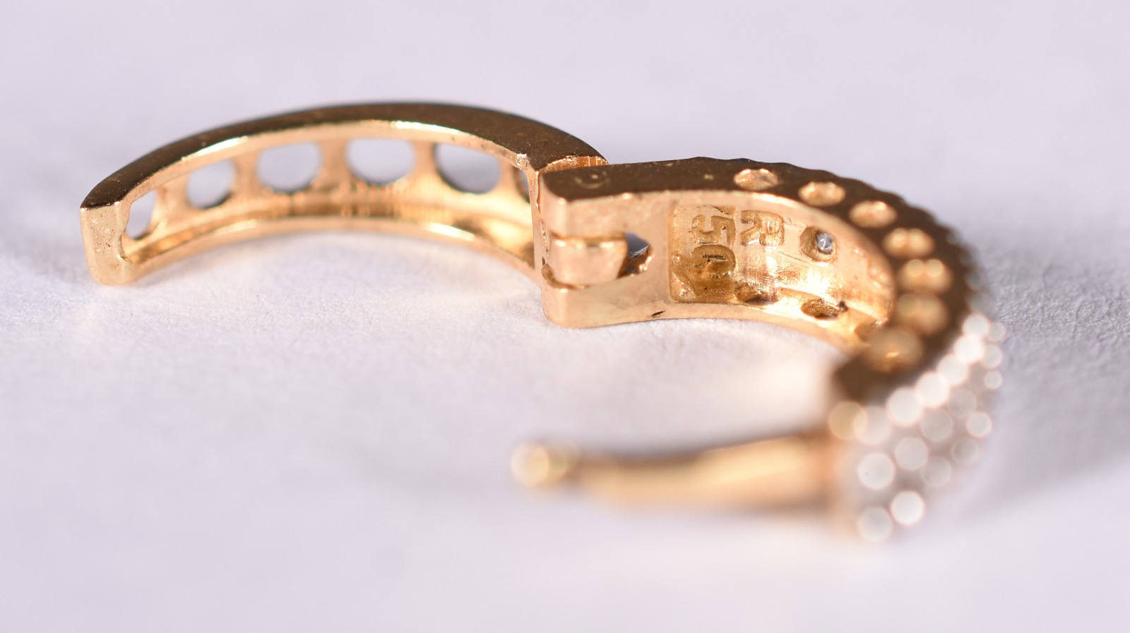 Um brinco de ouro 18 k, contraste 750 com safiras (Por motivos de... - foto 5 de 5