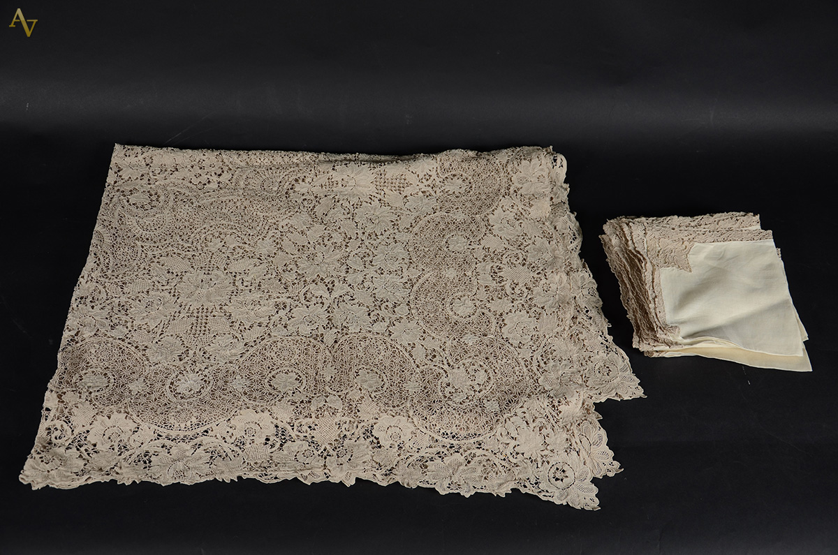 Toalha de mesa de renda veneziana (medindo: 166 x 250 cm) com 10...