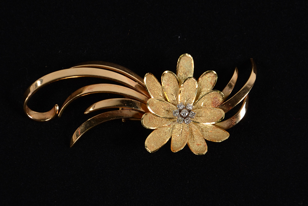 Broche em ouro 18 k e brilhantes no formato de flor. Peso total: 20 g