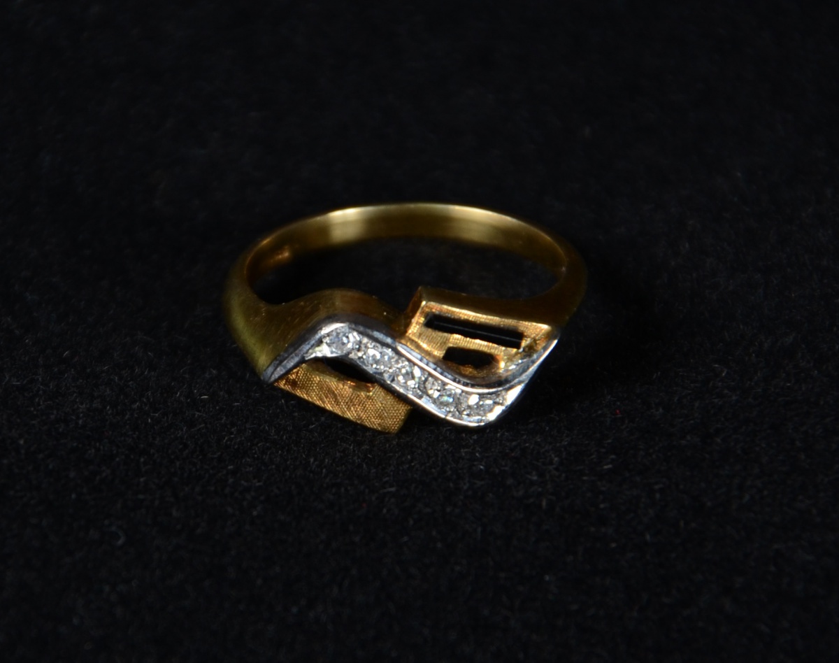 Anel em ouro 18 k com brilhante. Peso Total: 3,5 g - foto 1 de 2