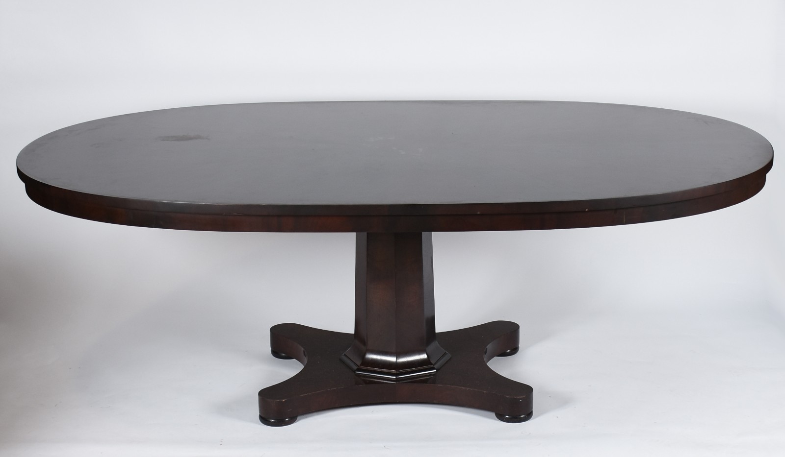 Mesa de jantar de madeira nobre, apoio em coluna central facetada... - foto 2 de 5