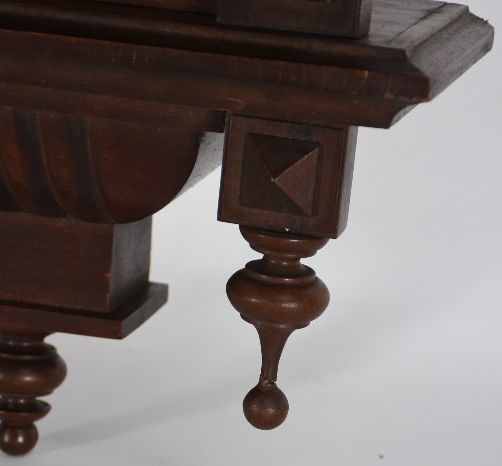 Relógio de parede com caixa de madeira trabalhada encimada por figura... - foto 5 de 5