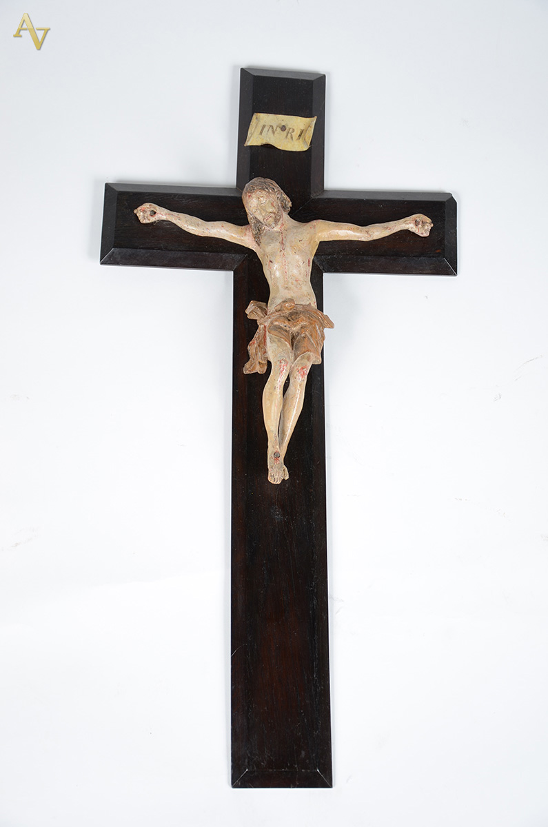 Crucifixo de madeira nobre com figura de Cristo ricamente entalhada e... - foto 1 de 2