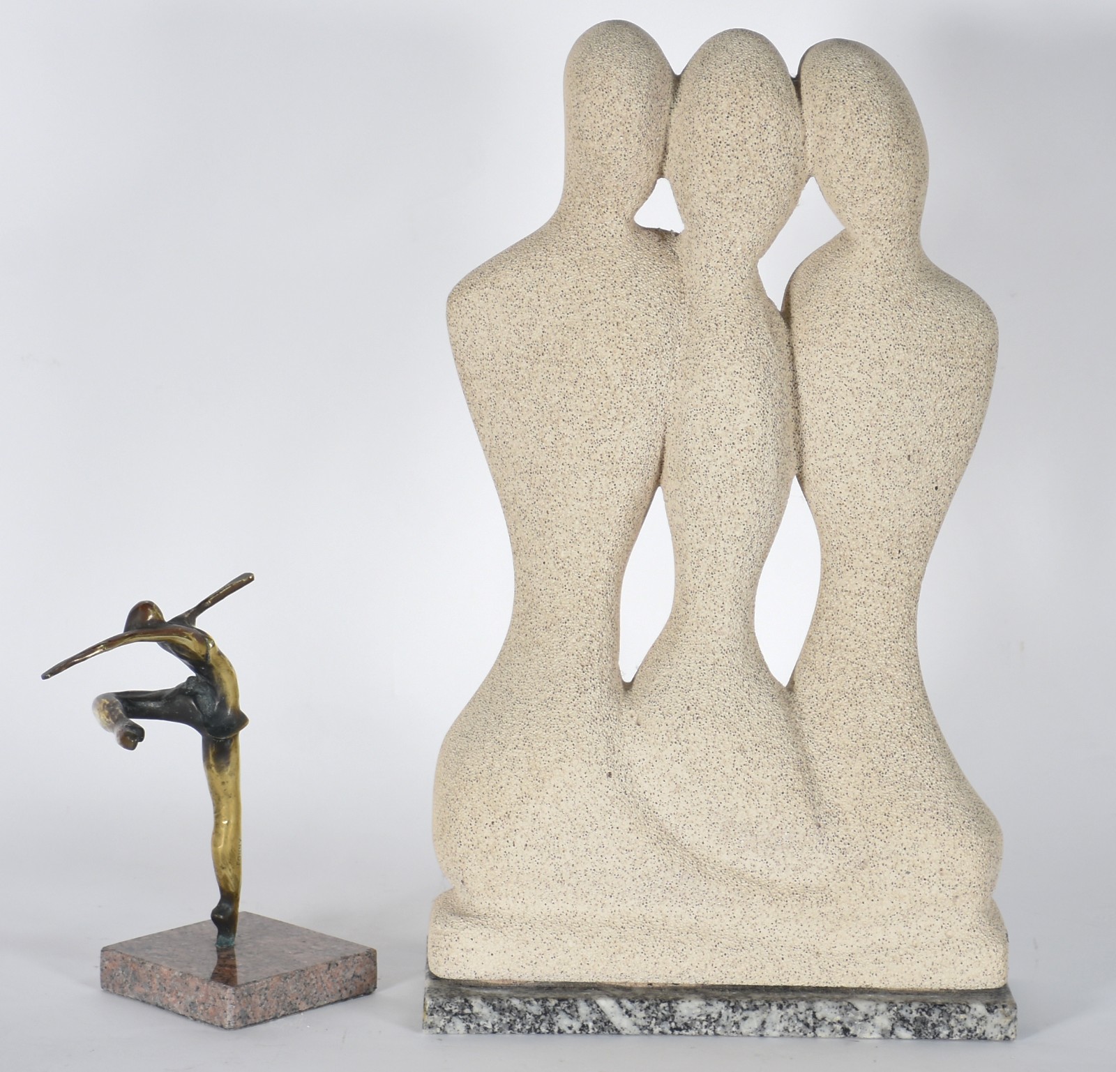Duas esculturas, uma de bronze Tonny e uma de pedra assinada. - foto 5 de 7