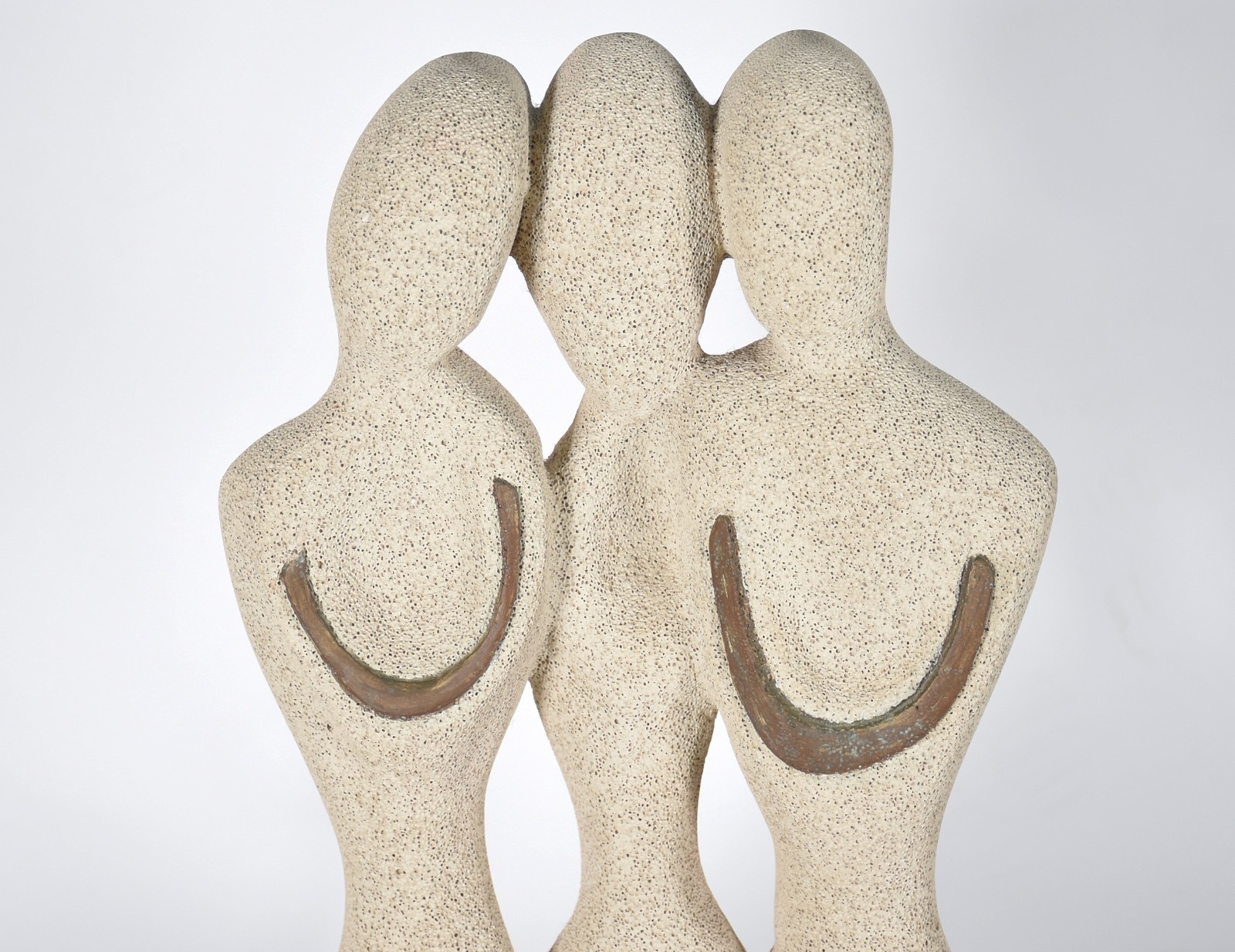 Duas esculturas, uma de bronze Tonny e uma de pedra assinada. - foto 6 de 7