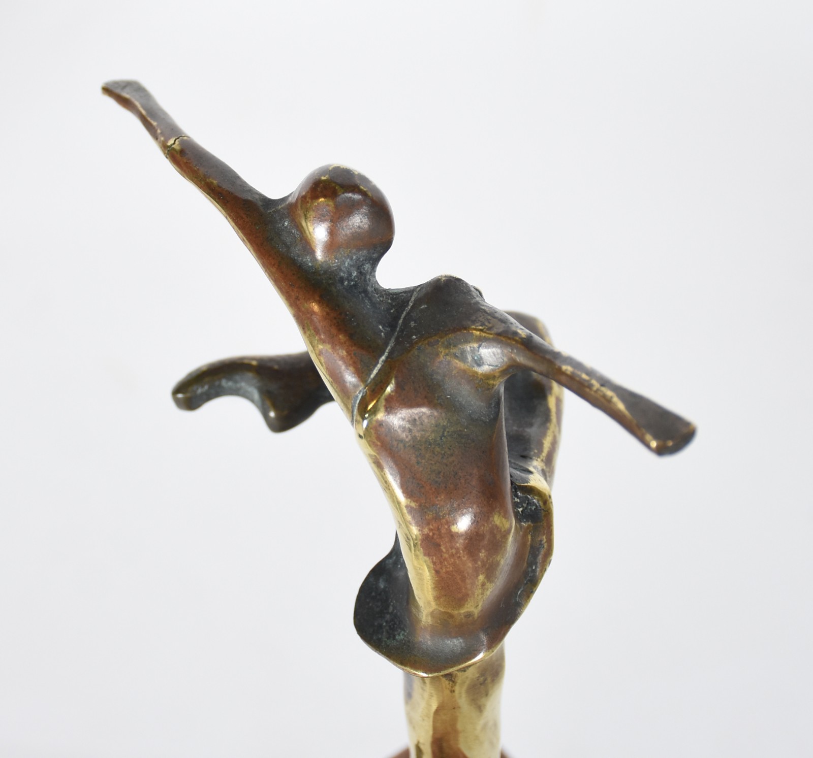 Duas esculturas, uma de bronze Tonny e uma de pedra assinada. - foto 7 de 7