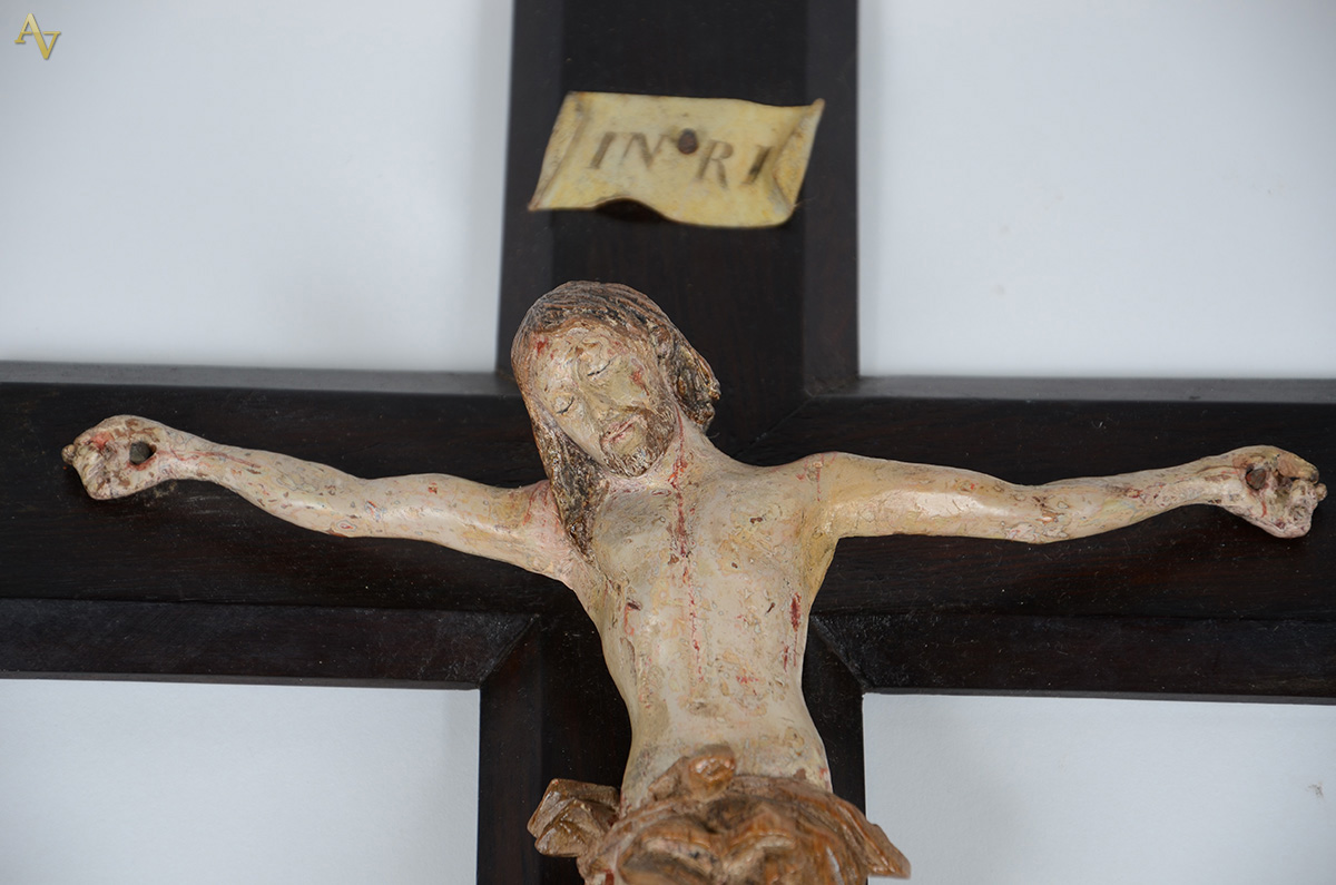Crucifixo de madeira nobre com figura de Cristo ricamente entalhada e... - foto 2 de 2