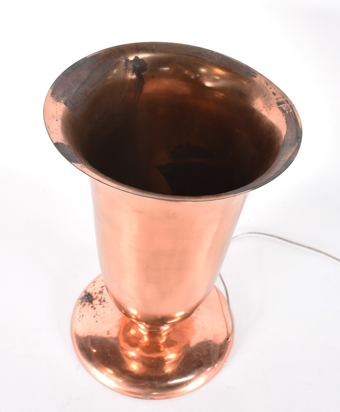 Abatjour de cobre na forma de vaso, base redonda (partes oxidadas). - foto 4 de 5