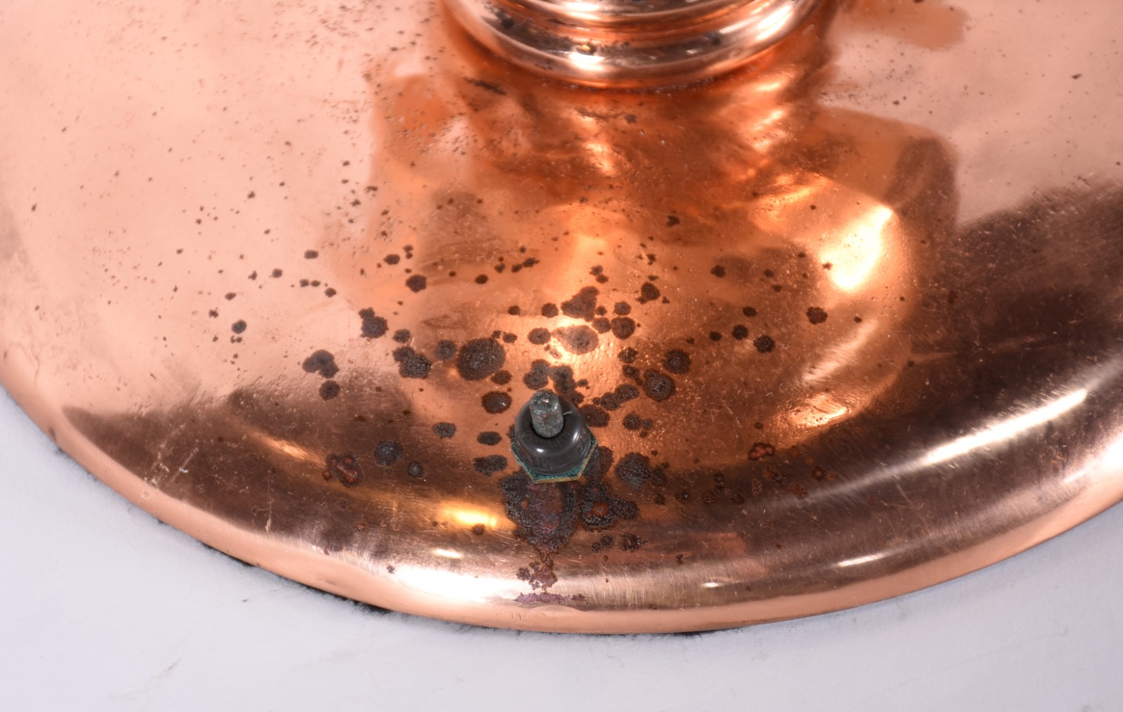 Abatjour de cobre na forma de vaso, base redonda (partes oxidadas). - foto 5 de 5
