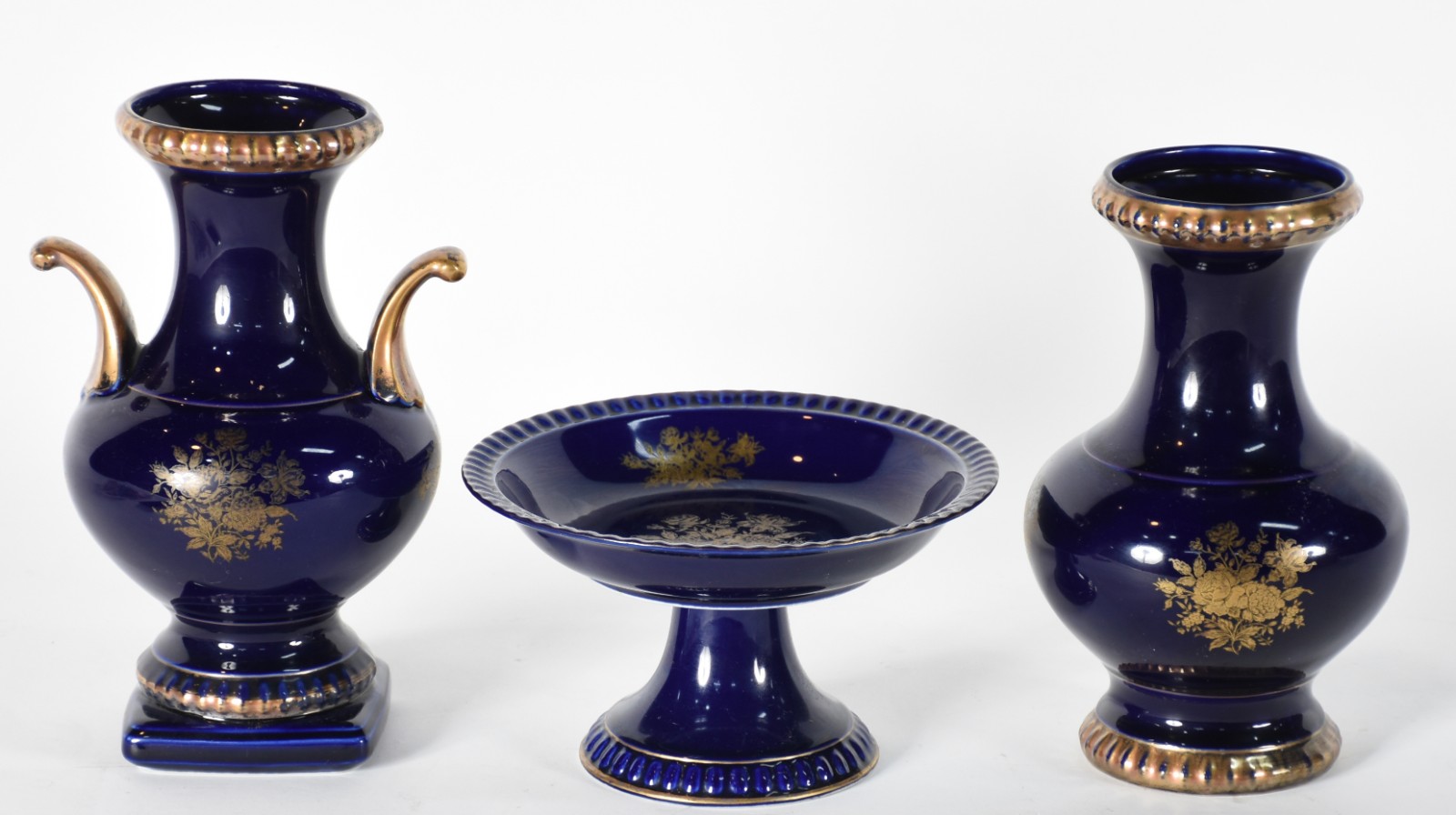 Três peças de porcelana alemã na cor azul cobalto com realces... - foto 1 de 5