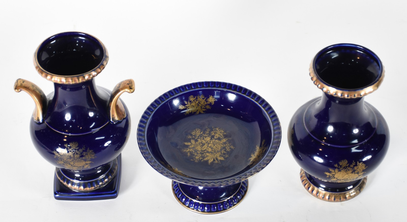 Três peças de porcelana alemã na cor azul cobalto com realces... - foto 2 de 5