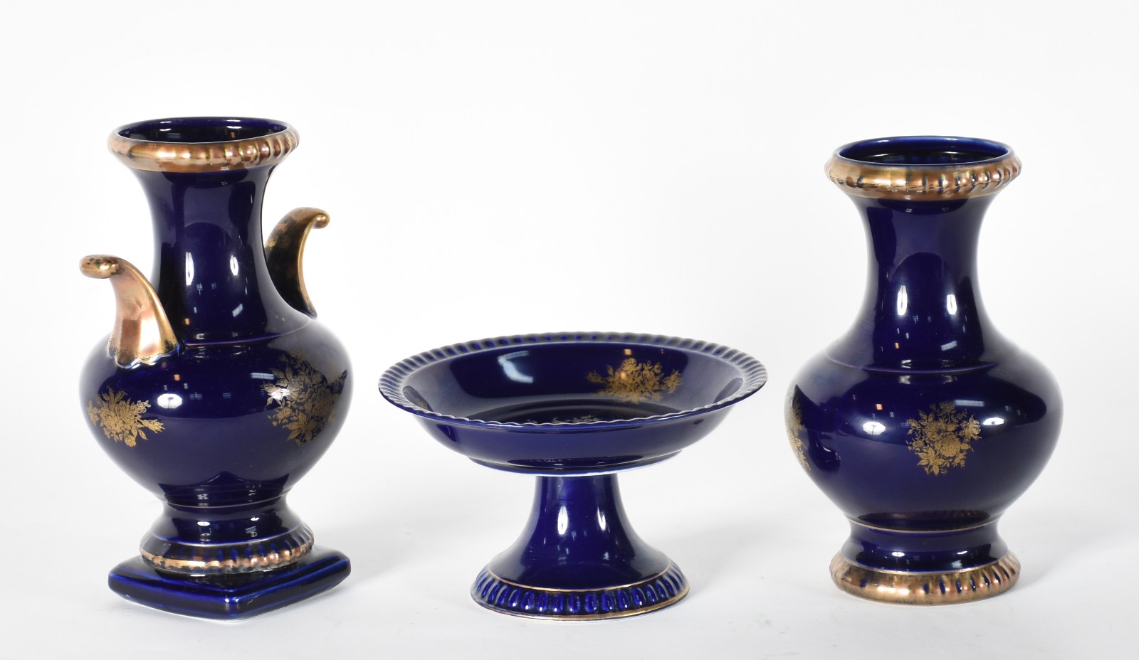 Três peças de porcelana alemã na cor azul cobalto com realces... - foto 3 de 5