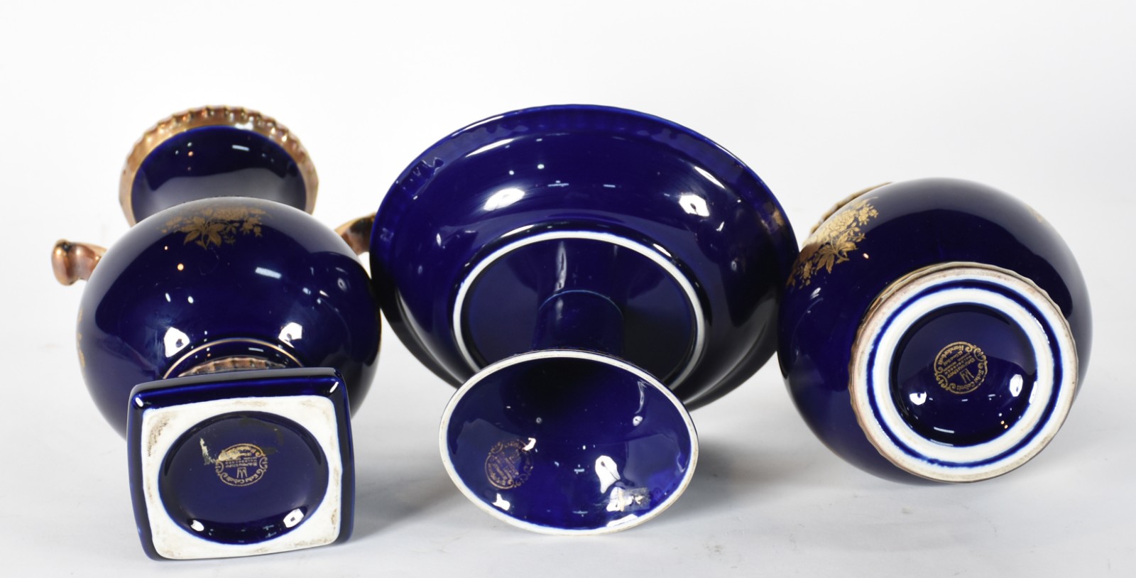 Três peças de porcelana alemã na cor azul cobalto com realces... - foto 4 de 5