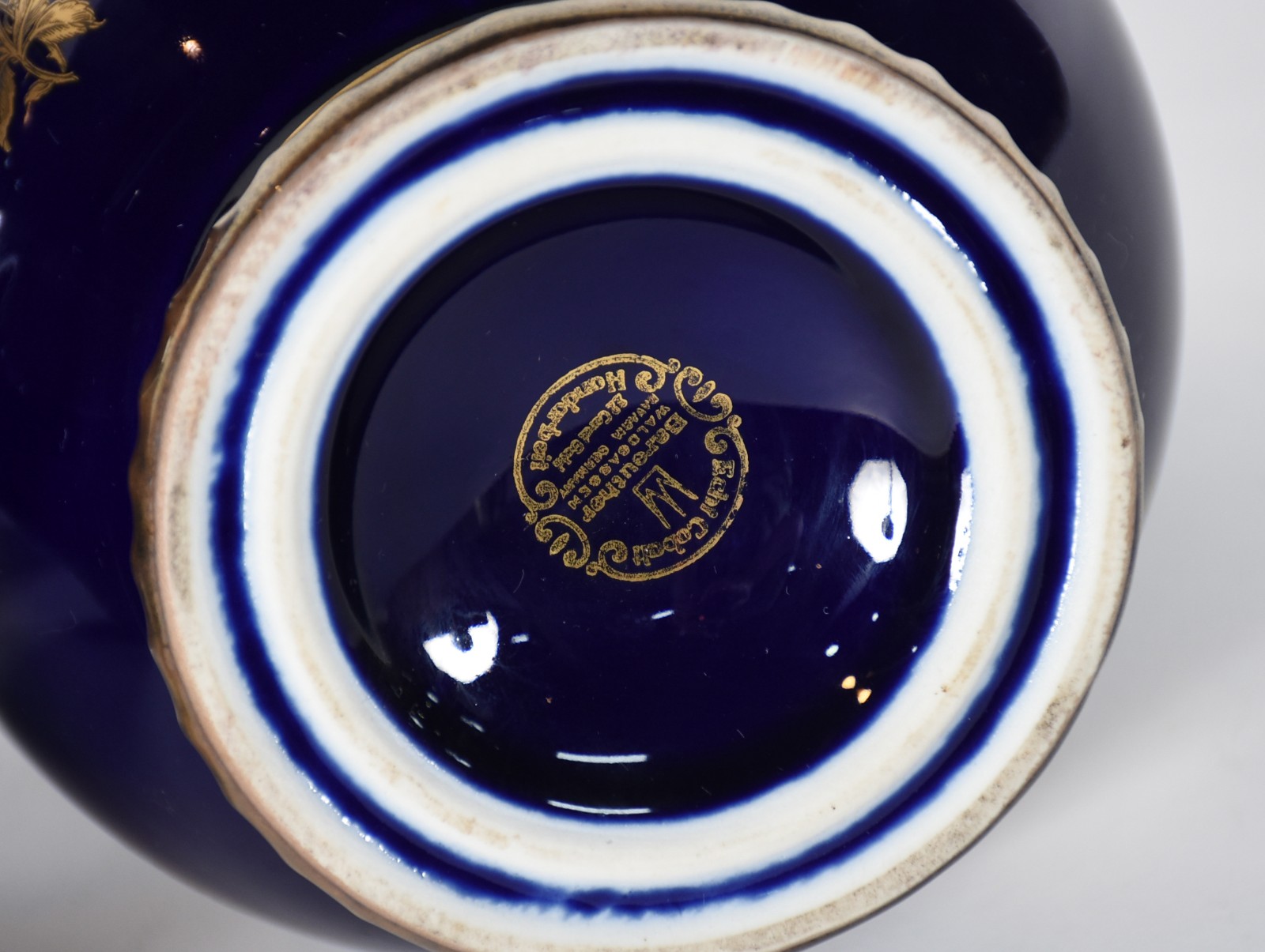 Três peças de porcelana alemã na cor azul cobalto com realces... - foto 5 de 5
