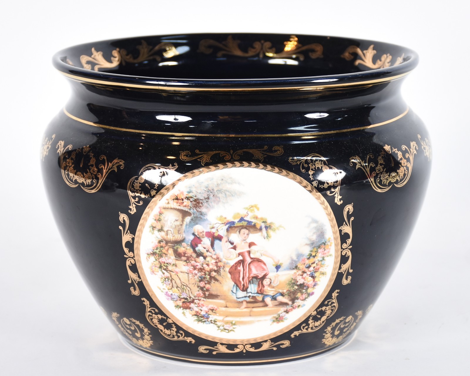Cachepot de porcelana com cena romântica em policromia com realces... - foto 1 de 5