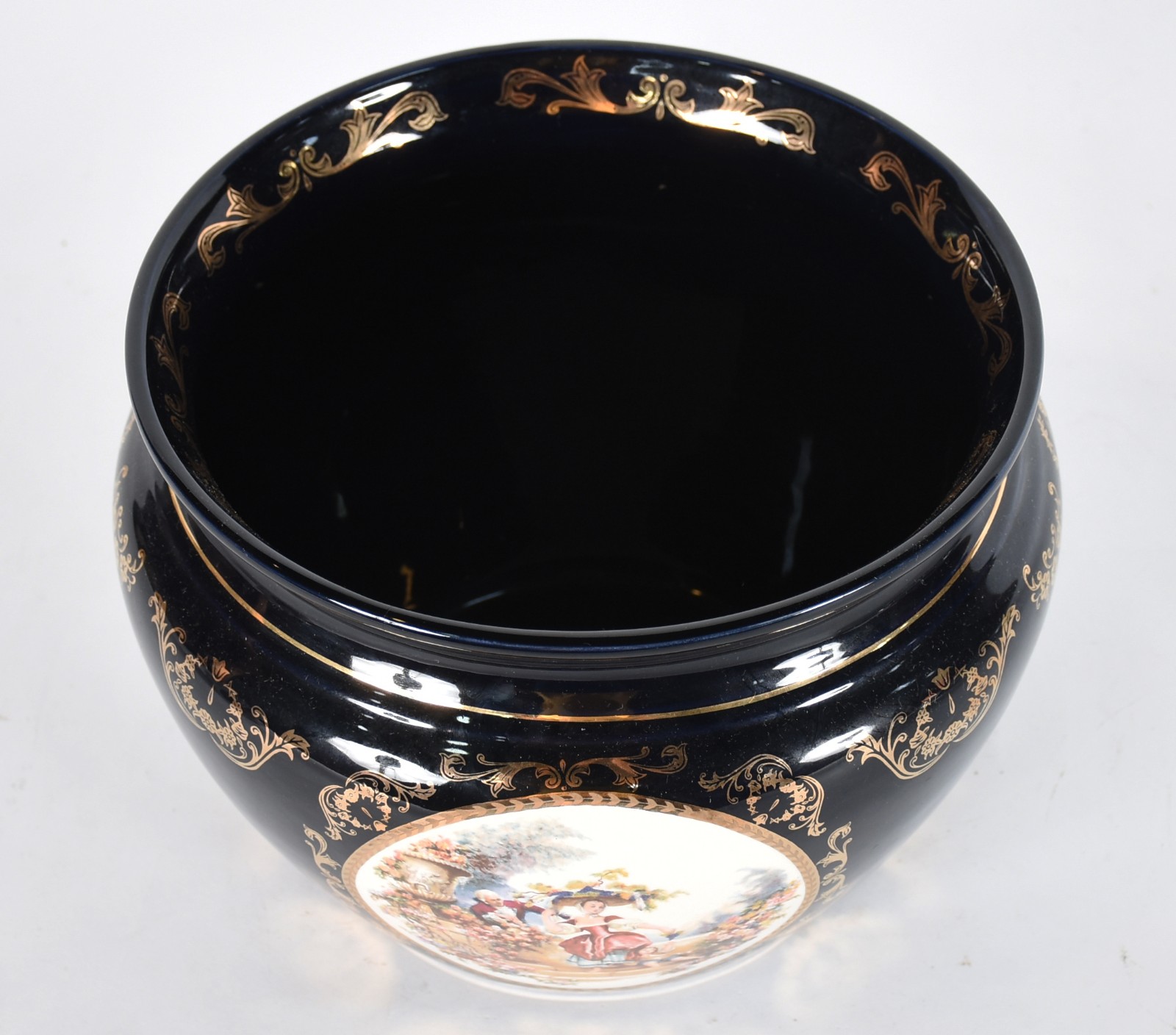 Cachepot de porcelana com cena romântica em policromia com realces... - foto 2 de 5