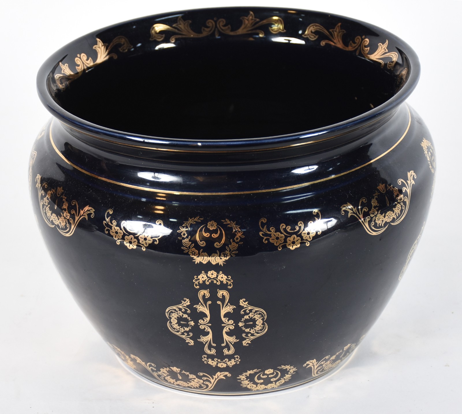 Cachepot de porcelana com cena romântica em policromia com realces... - foto 4 de 5