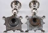 Par de castiçais de prata contraste 10 Dinheiro... - Par de castiçais de prata contraste 10 Dinheiros, pés de garra. Peso da prata: 680 g  (Por motivos de segurança a peça não se encontra na loja)
