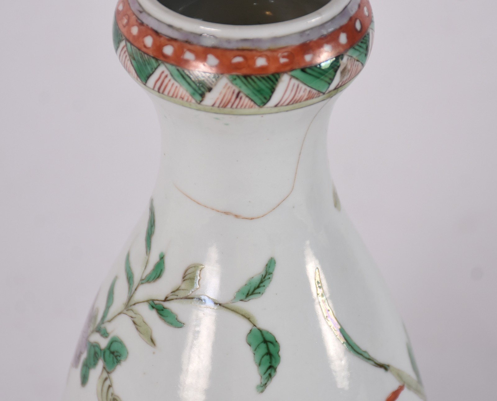 Vaso de porcelana oriental decorado com folhas e flores em policromia... - foto 4 de 5
