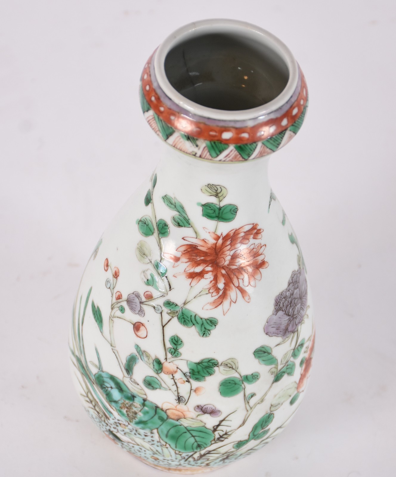 Vaso de porcelana oriental decorado com folhas e flores em policromia... - foto 2 de 5