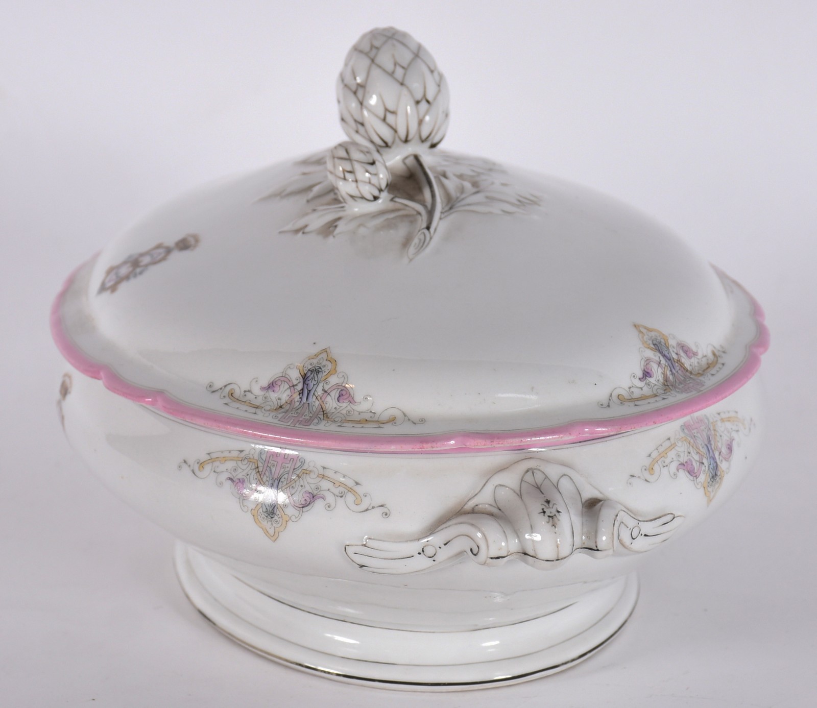 BARÃO DE CAMPO GRANDE - Terrina de porcelana de borda ondulada; aba... - foto 2 de 6