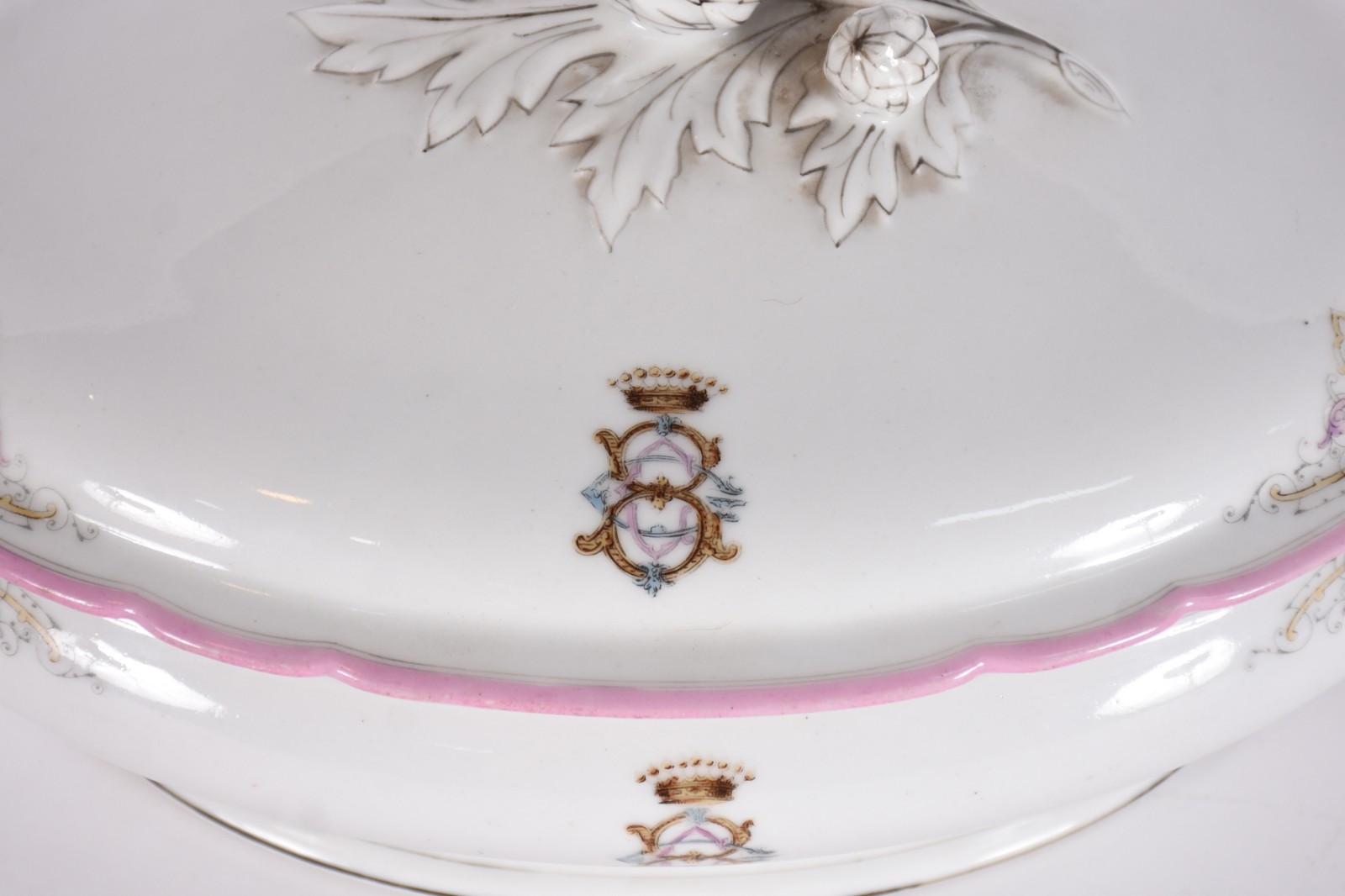 BARÃO DE CAMPO GRANDE - Terrina de porcelana de borda ondulada; aba... - foto 3 de 6