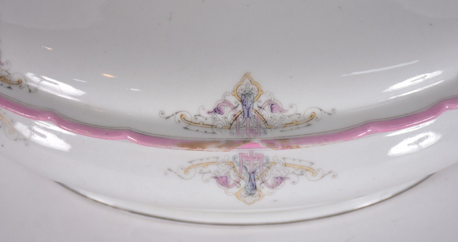 BARÃO DE CAMPO GRANDE - Terrina de porcelana de borda ondulada; aba... - foto 4 de 6