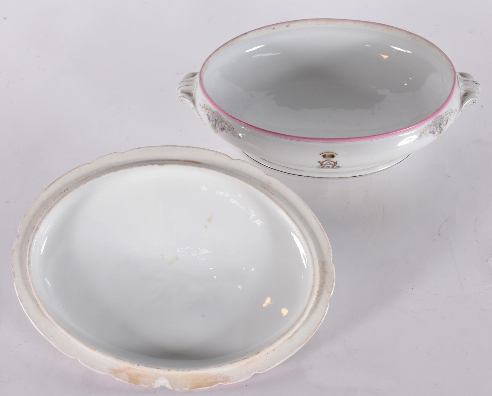 BARÃO DE CAMPO GRANDE - Terrina de porcelana de borda ondulada; aba... - foto 5 de 6