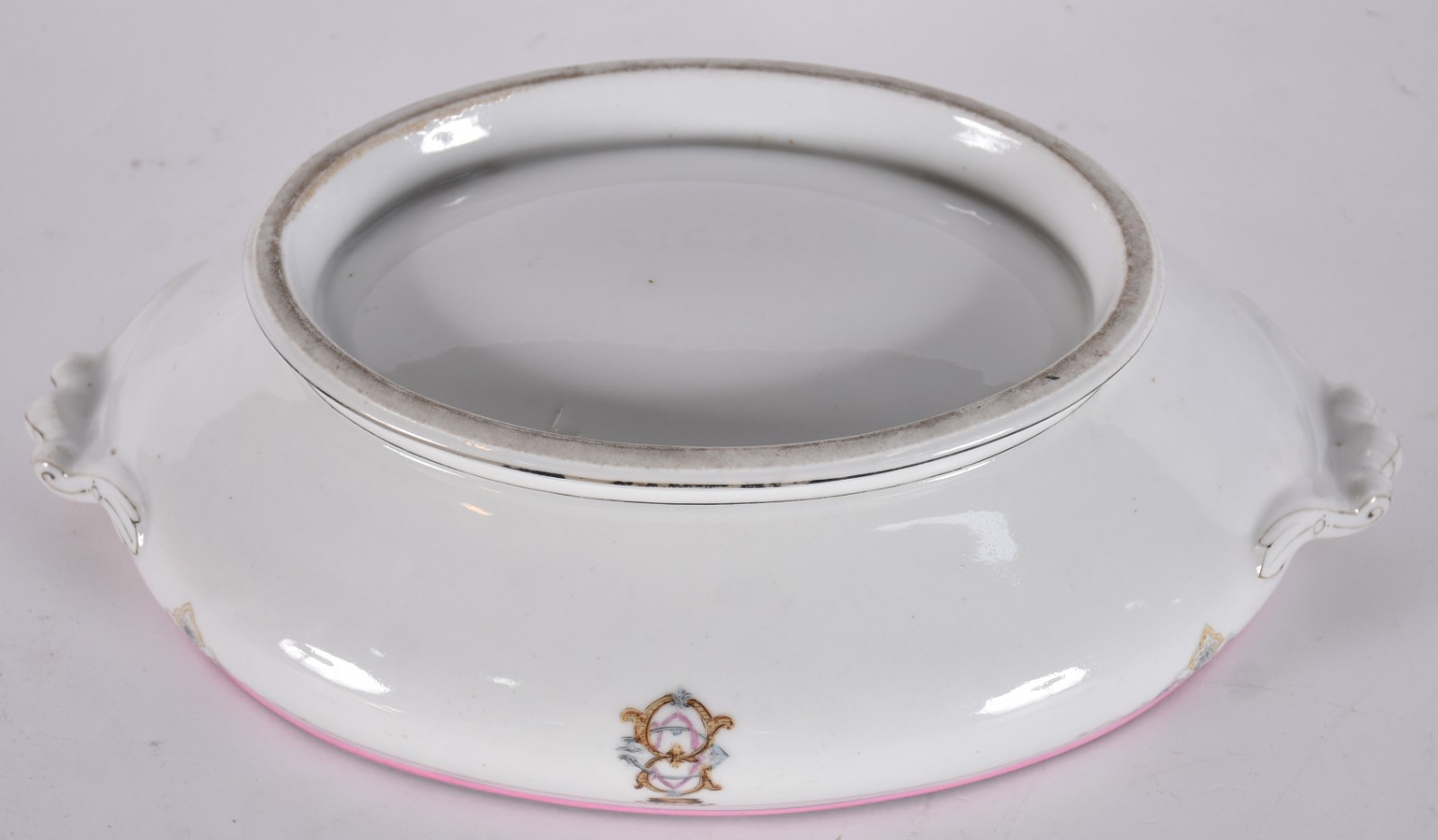 BARÃO DE CAMPO GRANDE - Terrina de porcelana de borda ondulada; aba... - foto 6 de 6