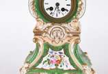 Relógio de porcelana francesa Velho Paris ricam... - Relógio de porcelana francesa Velho Paris ricamente decorado com policromia floral sobre fundo verde e realces dourados, mostrador de porcelana ...
