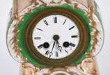 Relógio de porcelana francesa Velho Paris ricam... - Relógio de porcelana francesa Velho Paris ricamente decorado com policromia floral sobre fundo verde e realces dourados, mostrador de porcelana ...