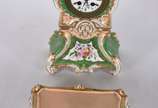 Relógio de porcelana francesa Velho Paris ricam... - Relógio de porcelana francesa Velho Paris ricamente decorado com policromia floral sobre fundo verde e realces dourados, mostrador de porcelana ...