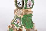 Relógio de porcelana francesa Velho Paris ricam... - Relógio de porcelana francesa Velho Paris ricamente decorado com policromia floral sobre fundo verde e realces dourados, mostrador de porcelana ...