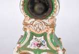 Relógio de porcelana francesa Velho Paris ricam... - Relógio de porcelana francesa Velho Paris ricamente decorado com policromia floral sobre fundo verde e realces dourados, mostrador de porcelana ...
