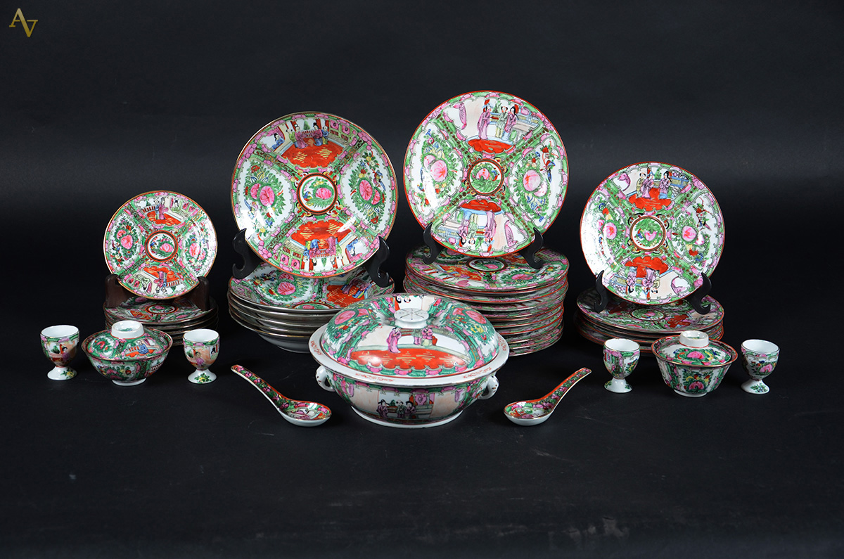 Aparelho de jantar em porcelana oriental, decorada ao gosto da...