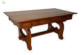 Mesa escrivaninha estilo colonial, de madeira n... - Mesa escrivaninha estilo colonial, de madeira nobre, com 3 gavetas, pernas em forma de lira ligadas por trave inferior. Medidas: 1,70 x 0,90 m. ...