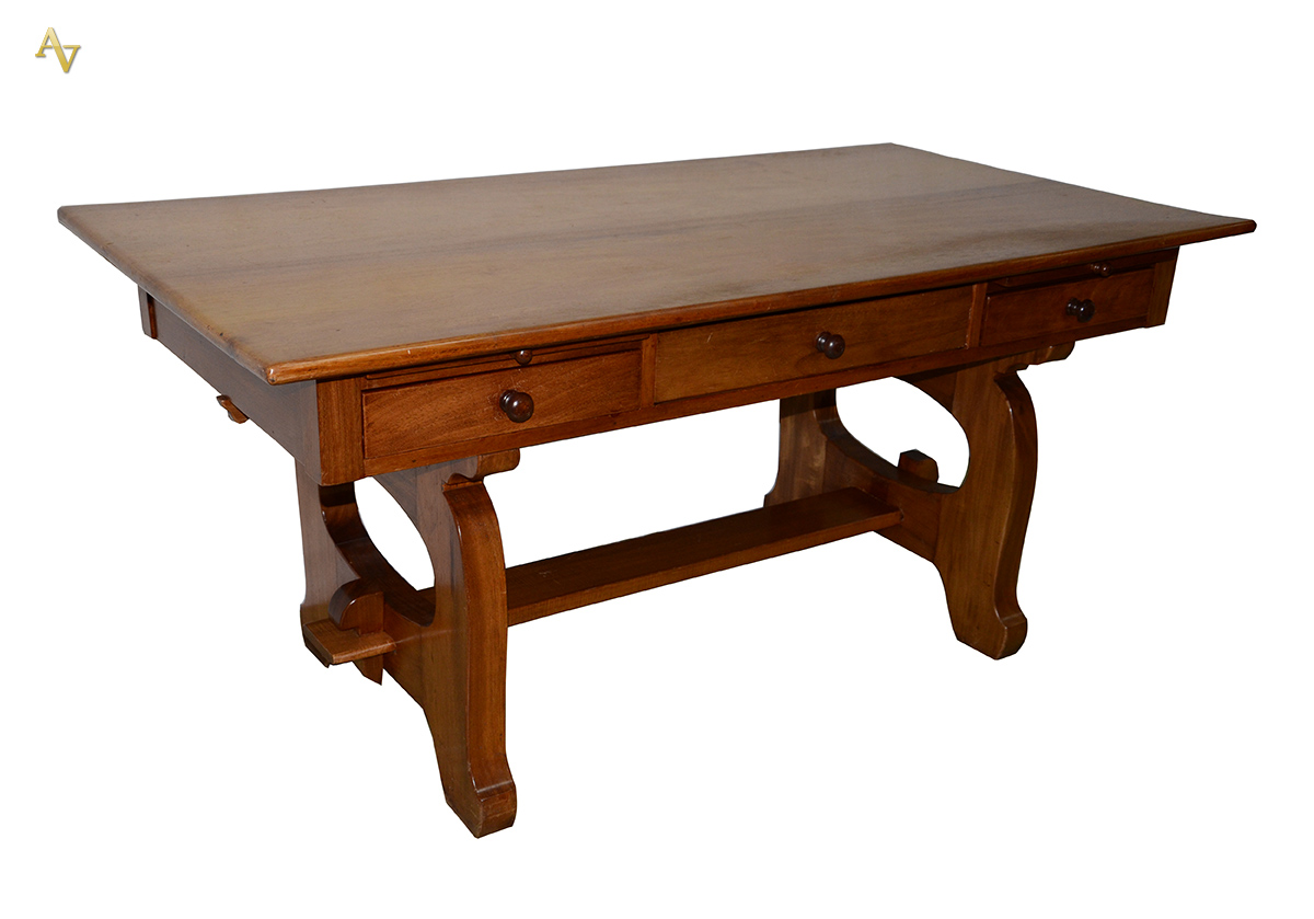 Mesa escrivaninha estilo colonial, de madeira nobre, com 3 gavetas...