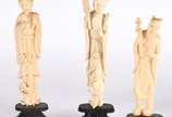 Três estatuetas de marfim, sendo duas gueixas e... - Três estatuetas de marfim, sendo duas gueixas e um ancião com espada, bases de madeira.