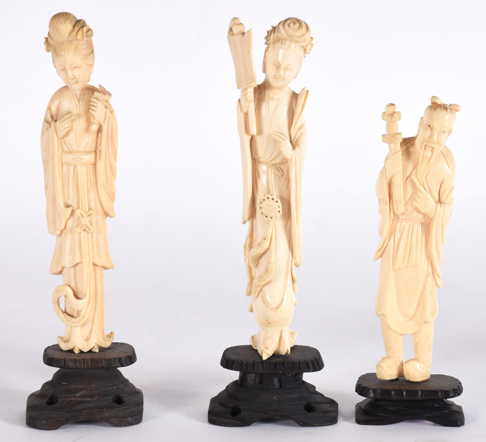 Três estatuetas de marfim, sendo duas gueixas e um ancião com espada... - foto 1 de 3
