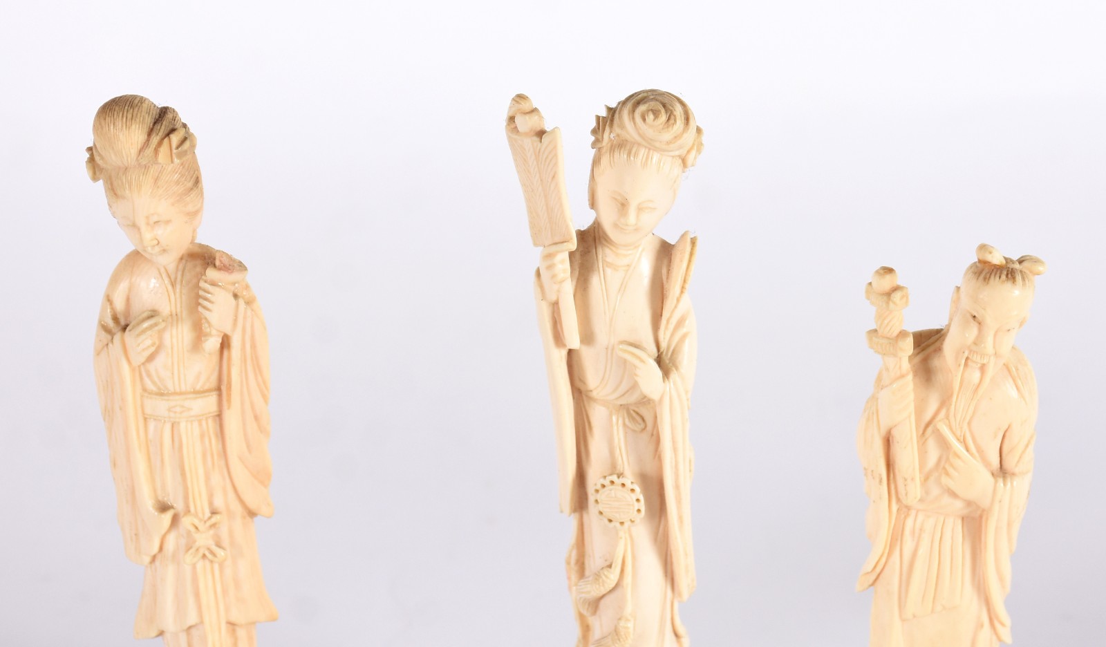 Três estatuetas de marfim, sendo duas gueixas e um ancião com espada... - foto 2 de 3