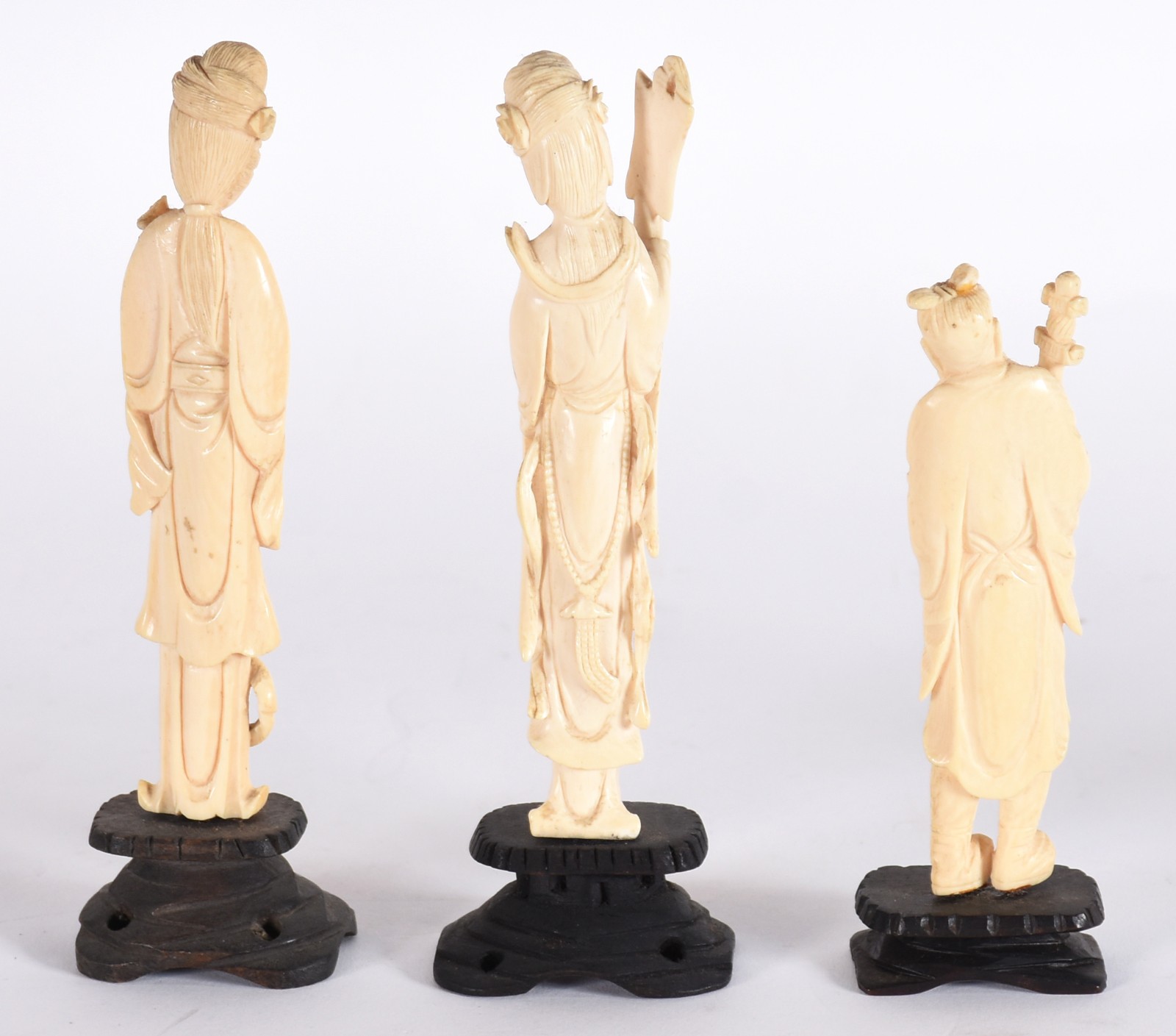 Três estatuetas de marfim, sendo duas gueixas e um ancião com espada... - foto 3 de 3