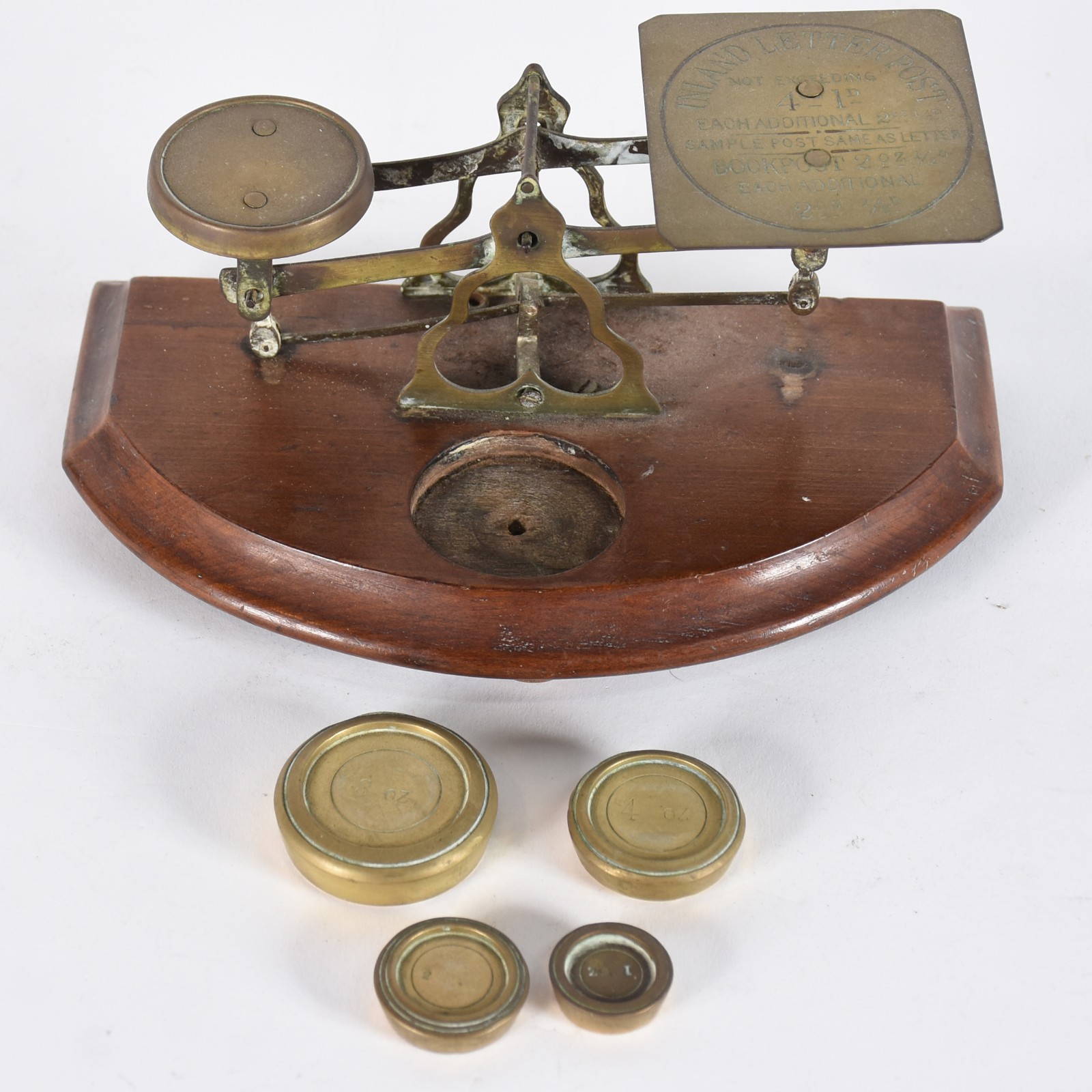 Balança antiga com base de madeira e 4 pesos de bronze. - foto 2 de 5