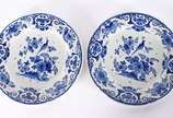 Par de pratos de porcelana Delft com decoração ... - Par de pratos de porcelana Delft com decoração floral e pássaros em azul e branco.