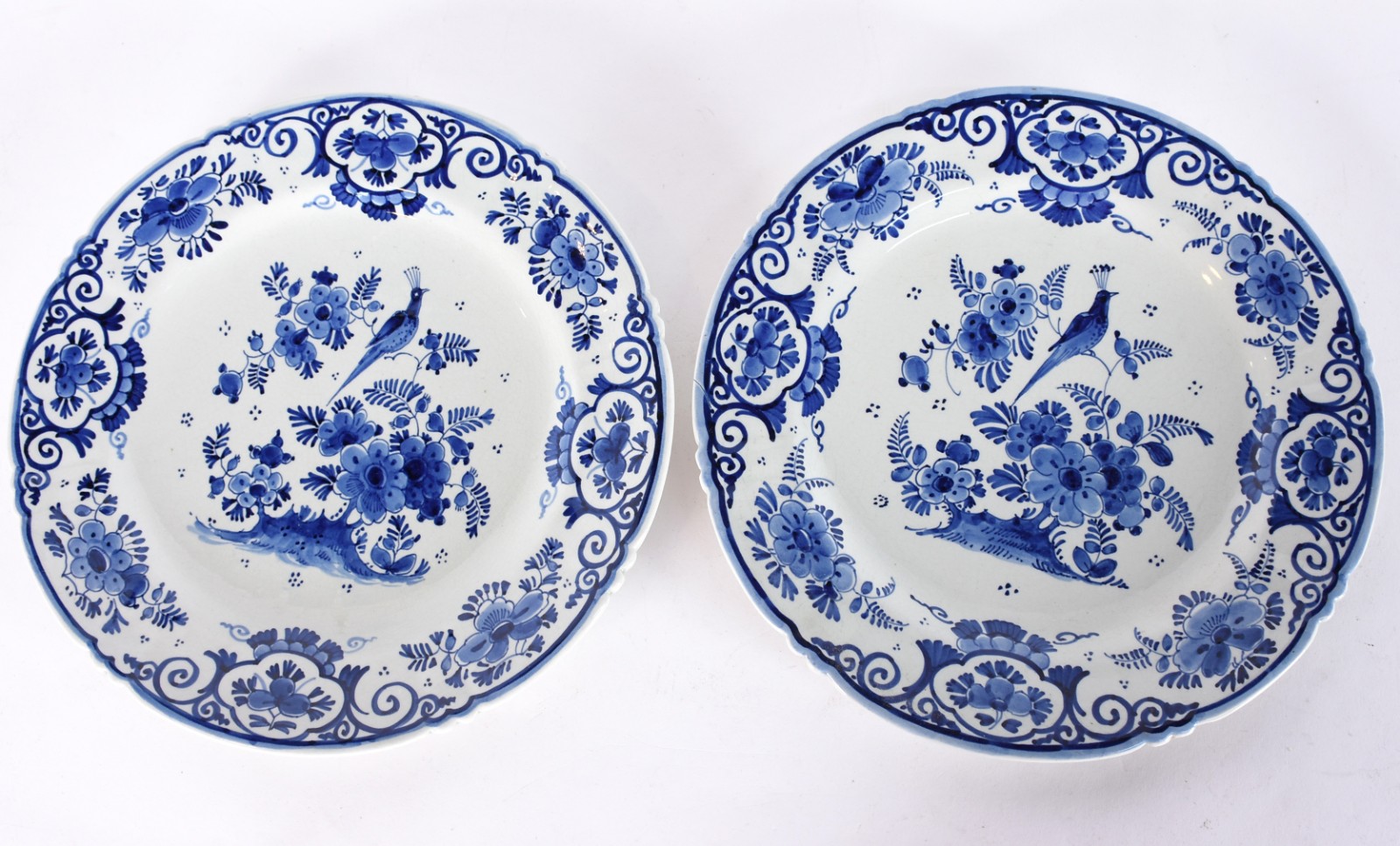 Par de pratos de porcelana Delft com decoração floral e pássaros em... - foto 1 de 2