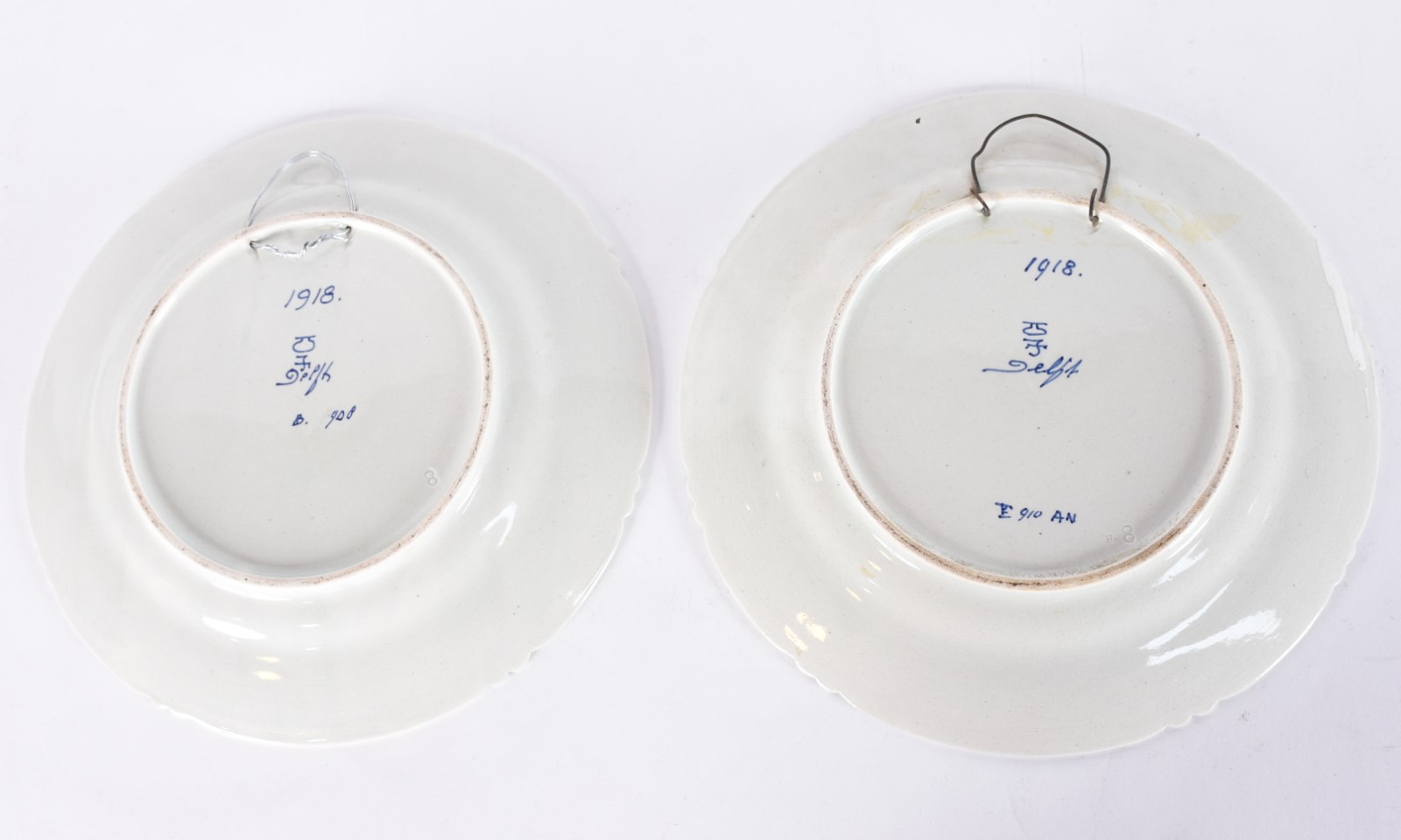 Par de pratos de porcelana Delft com decoração floral e pássaros em... - foto 2 de 2